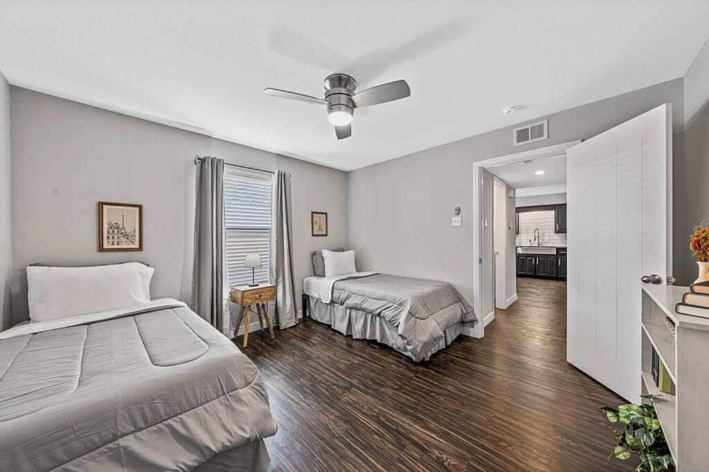 Luxe Condo In City Center Уэйко Экстерьер фото