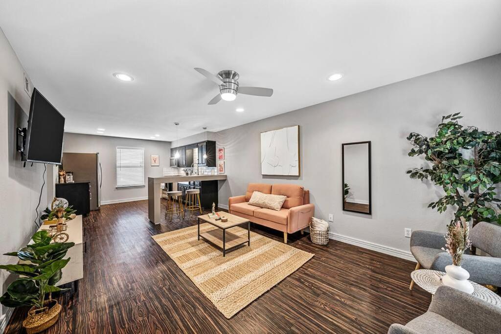 Luxe Condo In City Center Уэйко Экстерьер фото