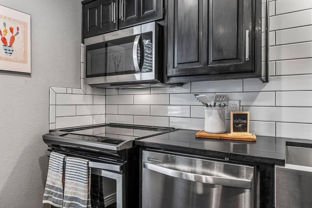 Luxe Condo In City Center Уэйко Экстерьер фото