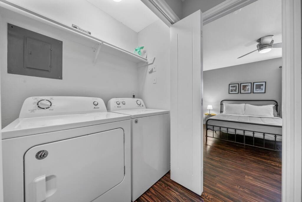 Luxe Condo In City Center Уэйко Экстерьер фото