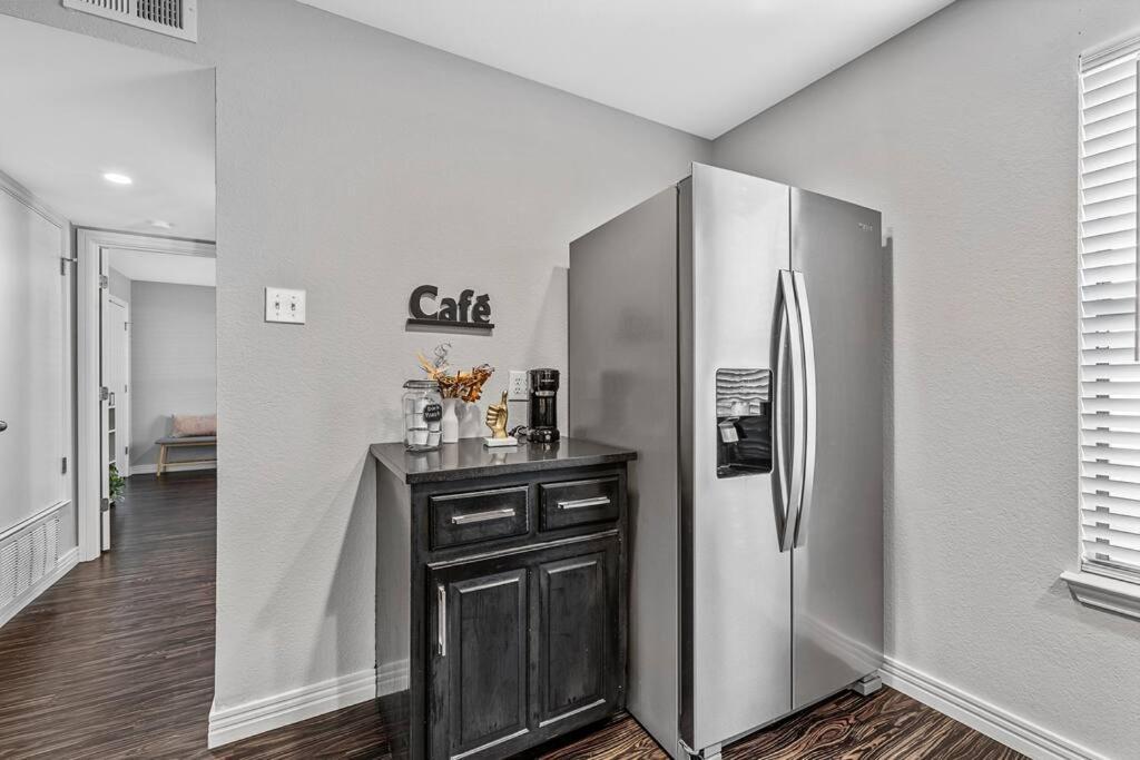 Luxe Condo In City Center Уэйко Экстерьер фото
